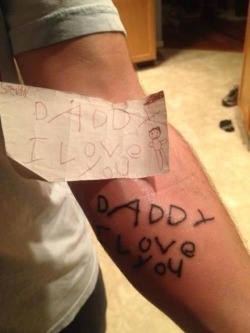 rocioazucenaflorecido:  Es un padre que se tatúa el ultimo dibujo que le hizo su pequeño hijo antes de morir.