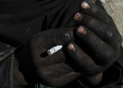 corregida:  Afghan man smokes after using drugs, Jan 2012 