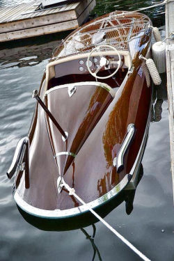 srsfunny:  Classy Wooden Boat