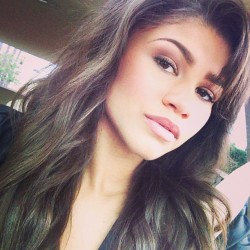 Vogue-Pussssy:  Therealbaddies:   Zendaya   She Kinda Looks Like A Mix Of Cassie