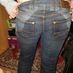 2/2 Джинсы от Армани тоже замечательно промокают))) #peepants #pantswetting #peemypants