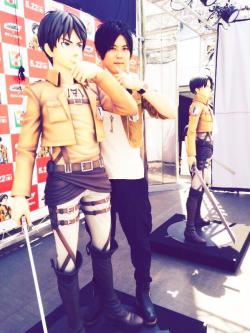 Kaji Yuuki poses with the life-size Eren figure at today’s SnK x 7-11 launch event in Shinjuku!Ishikawa Yui (Mikasa) posed with Levi as well, but we’re still waiting for her image!