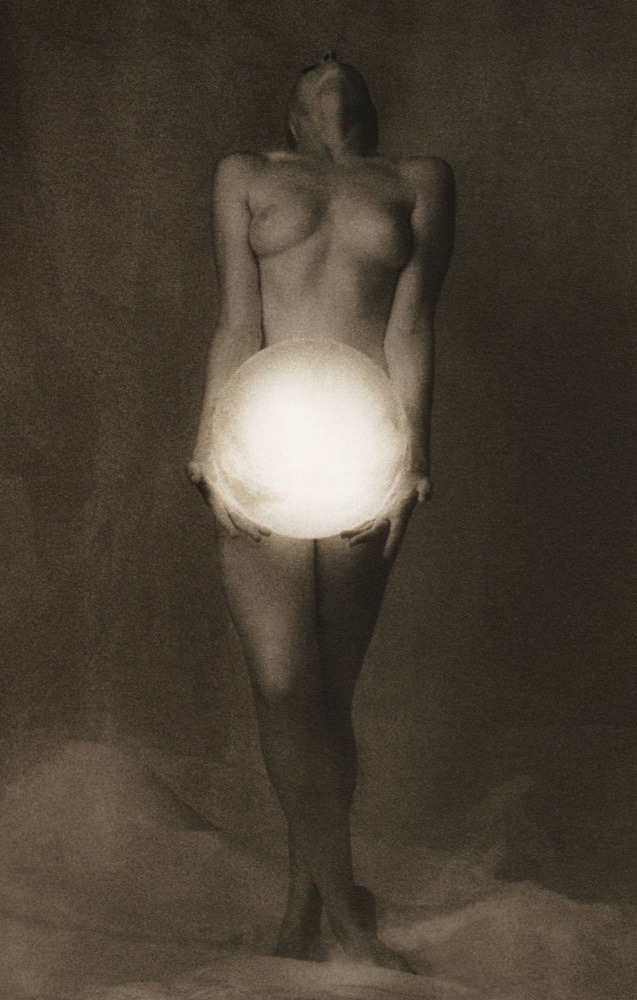 les-sources-du-nil:  Lynn Bianchi &ldquo;Weight&rdquo; from the series &lsquo;Luminant