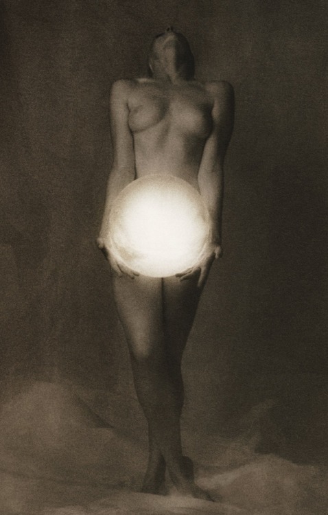 les-sources-du-nil:  Lynn Bianchi “Weight” from the series ‘Luminant Transparency’, 2008 
