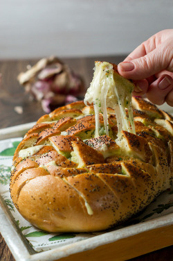 Foodophiles:  Cheese And Garlic Pull-Apart Bread 