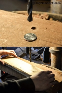 malaclasecl:  Al lado del ascensor del Cerro Concepción en Valpo, hay un par de artesanos que hacen este mismo trabajo. Trabajan con monedas actuales y antiguas. 