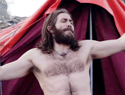 alekzmx:  some Jake Gyllenhaal hairy goodnes from the “Everest” trailer x. from the looks of it its an action/disaster movie, lets hope that what this paparazzi shots showed us make it into the final cut: