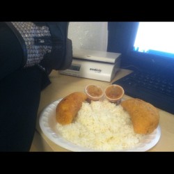 Another hard day at the office  🍚😉💻 #empanadas #lunch #leggings #boots #office
