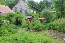 tomrboyden:  Nature Island Dragonmill is a permaculture farm and a grand example of sustainable living near Mügeln in southern Germany.From the massive diversity of their garden, to the natural water heater called the biomeiler, and the children’s