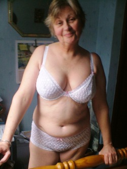 Problem: Older women look sexy, even in panties…but *they don’t believe it. Solution?…   Kik your pictures: @BareAmerica 