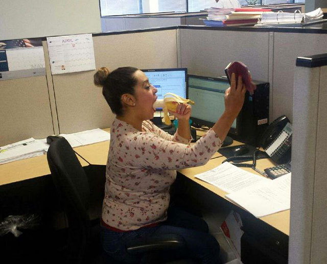 mi companera de oficina, tomandose una selfie&hellip;