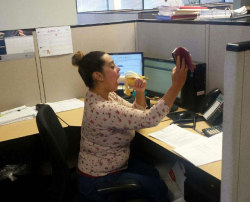 mi companera de oficina, tomandose una selfie…