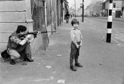  Chris Steele-Perkins - On the Falls road,  Belfast 1978 Magnum Photos : Chris Steele-Perkins 
