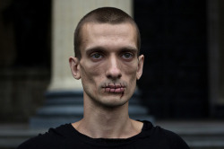  Russian artist Petr Pavlensky, who sewed