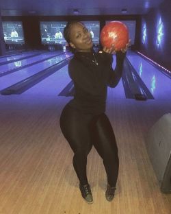 mythickisbeautiful:  runchelle:  Have my #eyeontheprize #fitlife #curves #fitwithcurves #gimnasio #gymflow #thicklife no #thighgaps   i bet no one was bowling! 