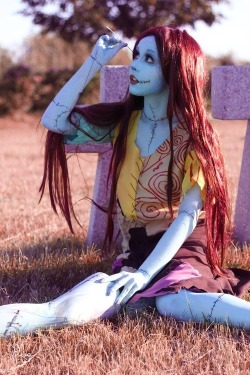 mainlininghappiness:  weenierenegades:  penccils:  kandikisu:  This girl right here. She’s actually an amputee, which is why her leg is separated. It’s inspiring, really. You go, girl!   COSPLAY LEVEL 79742  best Sally I’ve ever seen 