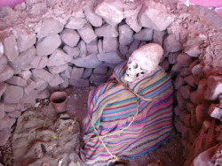 neonbluebag:  sixpenceee:   This exhibit of a pre-Incan grave at  the Museo Ritos Andinos in Andahuaylillas shows the traditional burial  method, with the body in the fetal position. (Source)  Me after I died chillin 