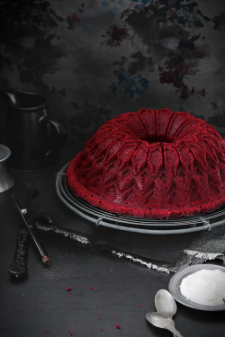 seven-hundred-days:  foodfuckery:  Red velvet bundt cake Recipe  I want that cake-mold so bad! http://www.williams-sonoma.com/products/stained-glass-bundt-cake-pan/