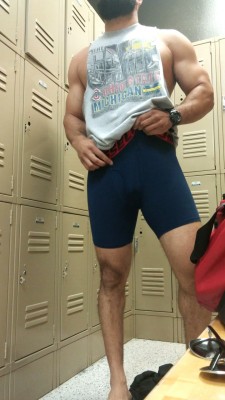 shred-and-gain:  darjo89:  shred-and-gain:  Started my cut over and this is the second week. I seem to be cutting up a bit. I still have some skinny ass legs.  You are so sexy!  Thanks!