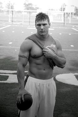 randydave69:  He surely is the quarterback! Check out my blog for more hot stuff! http://randydave69.tumblr.com/ http://randydave69.tumblr.com/archive  fuck I love football