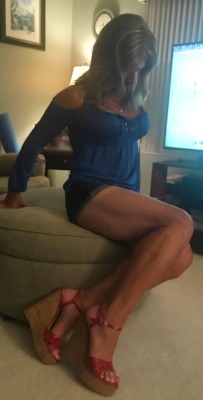 auntjudysfembois:  you have such lovely legs