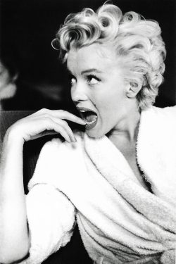 vintagegal:  Marilyn Monroe, 1954  Love the