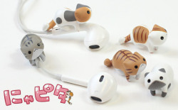 japaneseitems:  Popular Twitter Nyanko, this time is an earphone Naynpita. Take it with you. Look at his super cute eyes. He holds tightly on your earphone, pen and many other things 