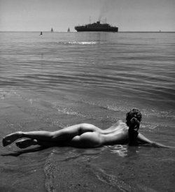 baudyadventurer:  gacougnol:  André de Dienes From “Studies of Female Nude” 1950’s  www.mysecretlife.org 