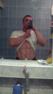 thick-sexy-muscle:  Igor Illés - muscular bathroom stud 