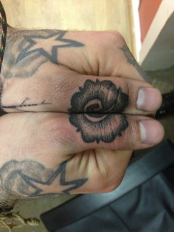 fuckyeahtattoos:  My borneo rose tattoo done
