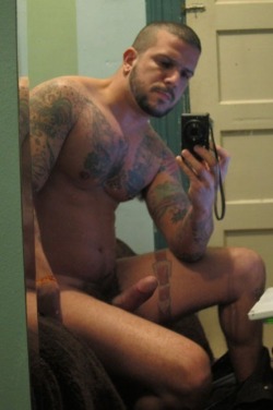 10mintwo:  grade-a-beef:  (via TumbleOn)  Hard body and penis, very nice  Papi.