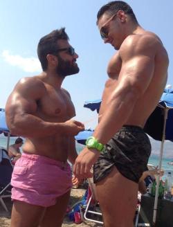 keepemgrowin:Hot and beefy at either size…