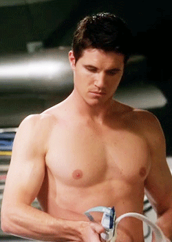 nvclearbomb:  famousmeat:  Robbie Amell’s shirtless checkup on CW’s The Flash  Ay dios mio