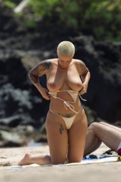 celebritiesofcolor:  Amber Rose goes topless on a Maui beach