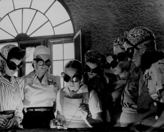 Американские женщины учатся работать со сваркой в профессионально-технической школе, апрель 1942 год