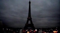 johnnapaige:  thvtsthespirit:  Last time the lights on the efile tower were turned off, it was september 11, 2001  Orar por paris Prier pour Paris  Betet für Paris Pray for Paris  :( this is upsetting 
