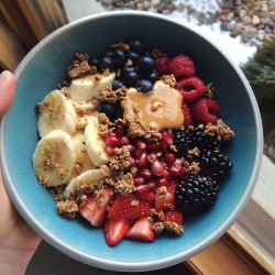 goodhealthgoodvibes:Breakfast 😍 cinnamon swirl overnight oats with banana, pomegranate, allll da berries, melted peanut butter, and of course @purelyelizabeth granola! I’m telling you if you’ve never tried this granola you neeeeed to. Literally