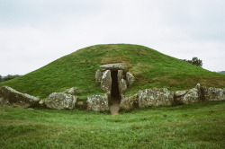 wanderthewood:Bryn Celli Ddu, a Neolithic passage tomb in Anglesey, Wales by [Scott]