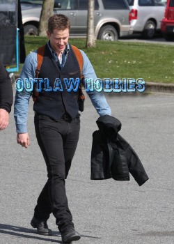 kaulotikos:  Josh Dallas shows us that he is indeed Prince Charming since he got his own “sword”. (Credits to Anonymous for his submission)