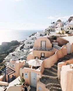 makinginfinity:Peachy houses on this beautiful island 🍑  @piakraschevec  #frachella #summerdays #santorini (at Santorini - Greece)