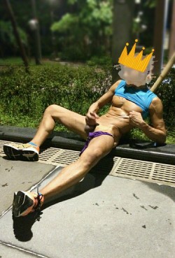 hong-kong-gay-public-fun:  神呀！光天化日下露出是最高層次的露出呀！讓我到公園跪拜你、服侍你吧！