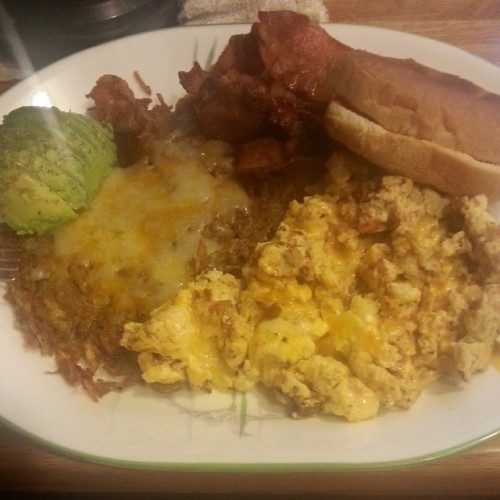 #Breakfast in bed for #misfitprincess. #Chipotle #tomato & #cheese scrambled #eggs/#huevos, #bacon, #homemade #hashbrowns, sliced #avocado and a #toasted bun with #butter. Cause my baby don’t do #biscuits #foodporn