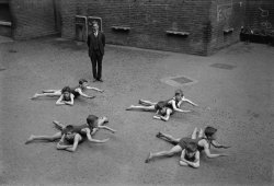 furtho:  Boys being taught to swim in the school playground, 1923 (via PhotosHistos) 