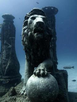 thatferrybroad:  wliabl:  Cleopatra’s Underwater Palace, Egypt   I still don’t get why no one is LOSING THEIR FUCKING SHIT OVER THIS FIND iT SURVIVED THE EARTHQUAKE THAT LEVELED THE REST OF THE CITY IN 365 A.D.  CLEOPATRA’S FUCKING PALACE WITH