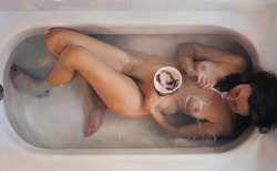 praxilla:  enlaretina:  La pintura hiperrealista de Lee Price. Desnudos y comida en la bañera.  Amazing. 