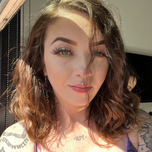 aandyrea:  i want kisses and drunk texts and flowers and cuddles and lap dances and surprises and dates and bite marks and movies and notes and phone calls and back rubs and to be eaten out 