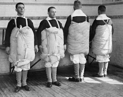 Recrues de la marine utilisant des matelas comme protection, 1917.