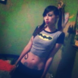 its-gata-salvaje:  #Batman #bats #Batsy #croptop #ponytails #redlips #longhair #sexyhair #greenroom #tattooedgirl #tattooed #tattoos #tatuajes #mexicanbeauty #orgullomexicano #ilovecomics #ilovesuperheros #DC #DCcomics #Gotham #selfiemaster #selfie #selfs