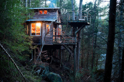 treehauslove:Asheville Treehouse. A permanently inhabited treehouse in the beautiful woods 200 yards above the Ivy river. Located in Asheville, North Carolina.   Yes please!