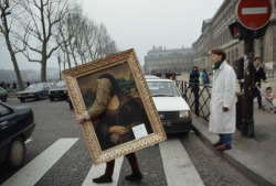 unrar:  A person finds a unique way to carry a copy of the Mona Lisa across the street, James Stanfield.  